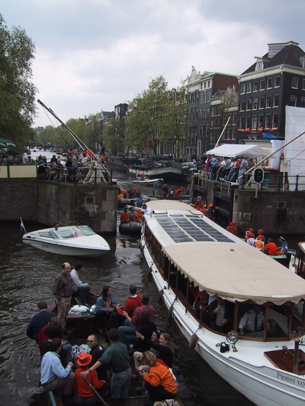 Queensday '01 Canal, next is Queensday '01 Vikings