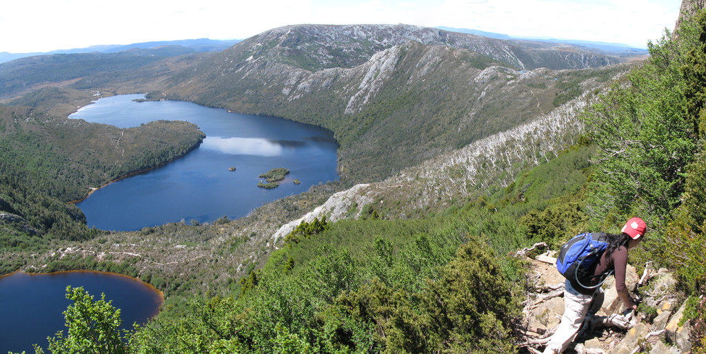 Traversing Dove Lake, next is Back to the carpark.